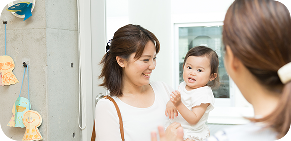 女性に抱きかかえられている子供