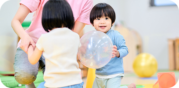 風船で遊んでいる男児