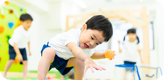 遊んでいる男児