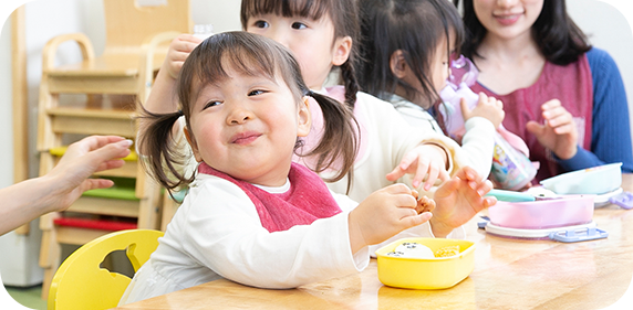 お弁当を食べる女児