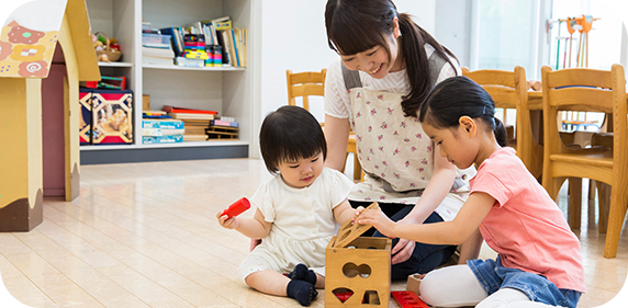 遊んでいる子供と保育士