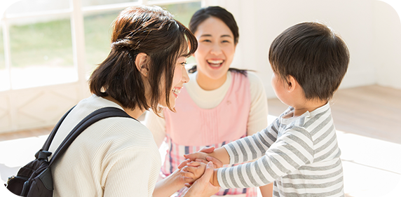 お迎えの時間の母親と子供