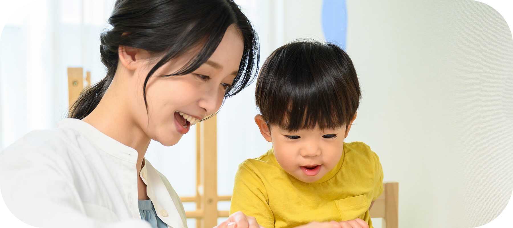 話している子どもと女性